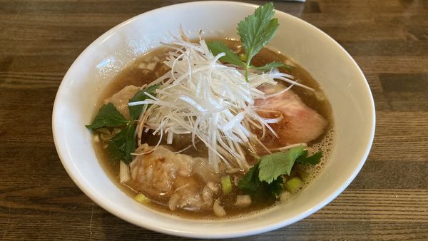 「醤油中華そば+肉海老ワンタン」@中華そば べぃしっくの写真