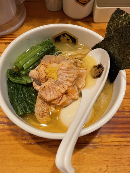 「特製サーモンらーめん、大盛、旬の青菜」@真鯛らーめん 麺魚の写真