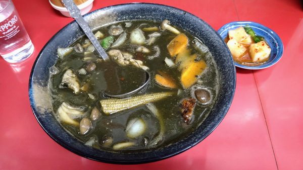 「黒カレーラーメン+カクテキ(サービス)」@龍昇園の写真