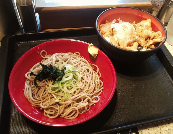 「肉富士ラー油丼セット（ぶっかけそば）」@名代 富士そば 京急蒲田店の写真