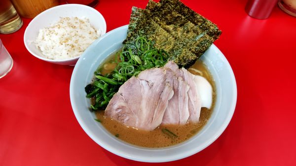 「朝ラー+チャー３枚、のり、ほうれん草」@横浜ラーメン 武蔵家 大井町店の写真