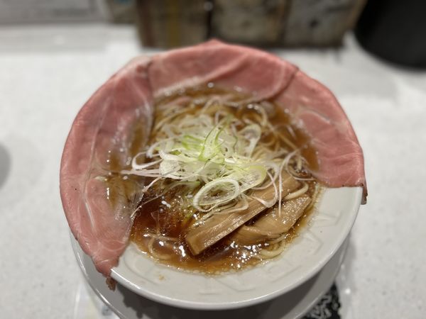 「ピストル　チャーシュー3枚810円(税込890円)」@ラーメン大戦争 西新宿店の写真