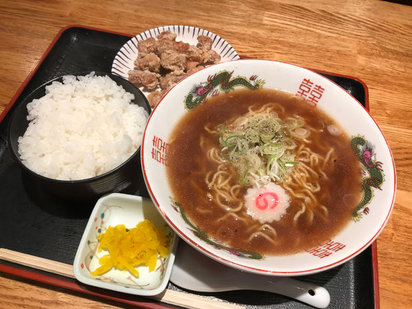 「醤油ラーメンと鶏から定食　790円」@大衆スタンド 神田屋 渋谷センター店の写真
