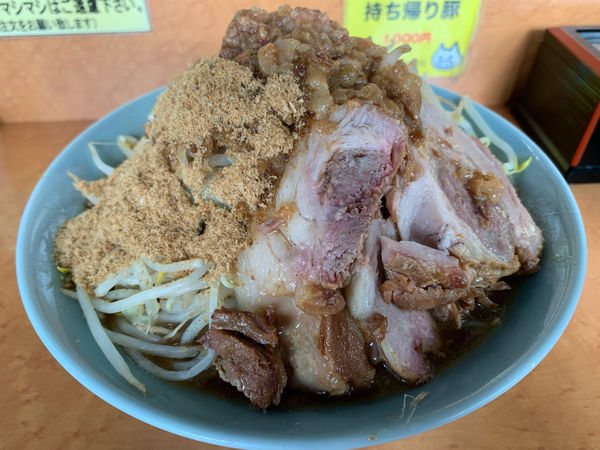 「中ラーメン　ヤサイマシアブラマシマシ　魚粉」@立川マシマシ ロイヤルスープの写真