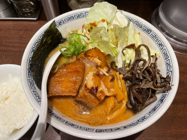 「角煮ラーメン + サービスライス」@熊本ラーメン ひごもんず neo 三鷹の写真