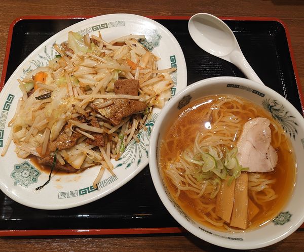 「半ラーメン(200円)+レバ野菜炒め」@来来軒 南銀座店の写真
