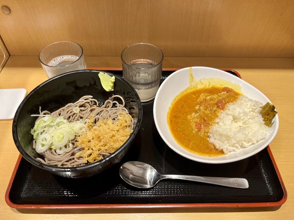 「半カレー半たぬきそばセット(冷)540円」@よもだそば 新宿西口店の写真