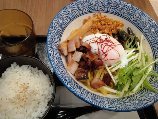 「ピリ辛まぜそば　７３０円　追い飯付き」@釜焼き叉焼つけ麺 五代目春樹 北千住店の写真