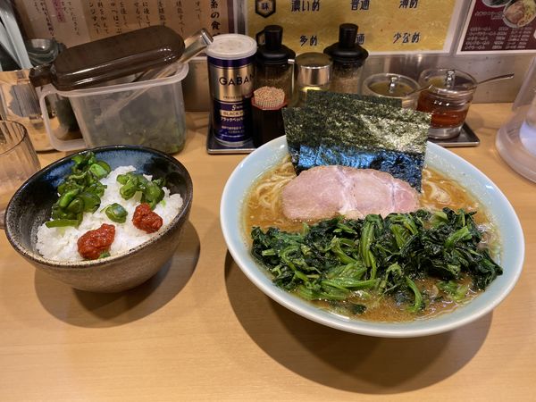 「ラーメン　ほうれん草」@横浜家系ラーメン 家家家 石神井公園店の写真