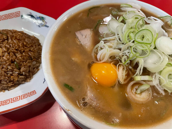 「中華そば(800円)ヤキメシ(350円)生たまご(60円)」@末廣ラーメン本舗 仙台駅前分店の写真