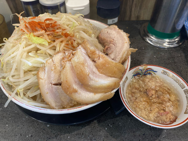 「大豚ラーメン(ニンニクヤサイカラメアレ)+肉カスアブラ」@豚山 五反田店の写真