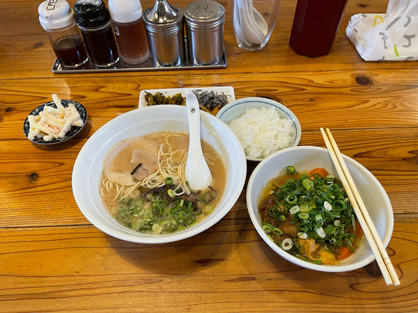 「ランチ(ラーメン+ライス+牛すじ煮込)」@マントクラーメンの写真
