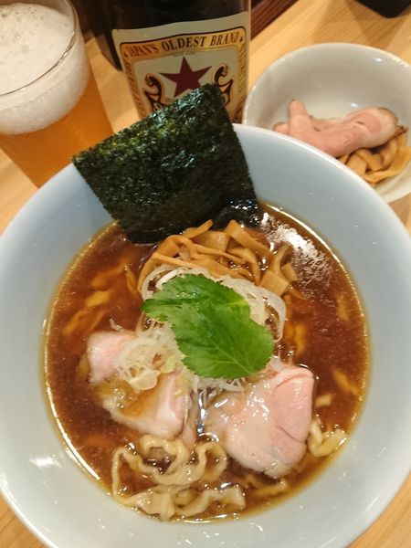 「ビール中瓶(おつまみ付)＋中華そば(小盛) 手もみ平打ち麺」@自家製麺 ロビンソンの写真