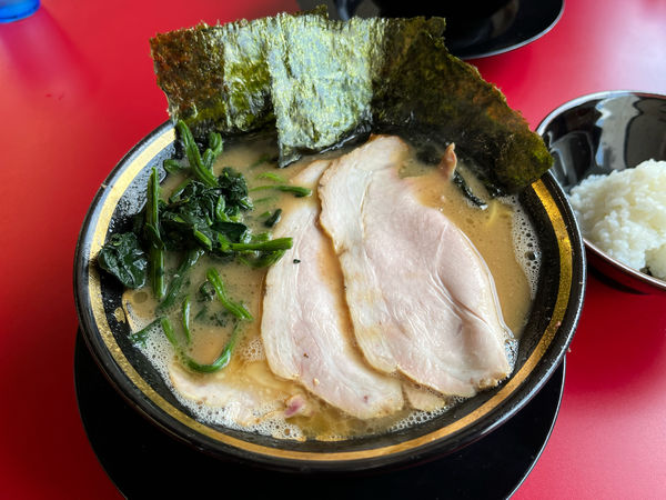 「チャーシューメン(3枚) カタメ+半ライス」@王道家直伝 との丸家 八潮店の写真