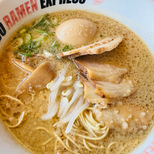 「博多流とんこつ醤油チャーシューラーメン+味玉」@IPPUDO RAMEN EXPRESS さいたま新都心コクーン店の写真