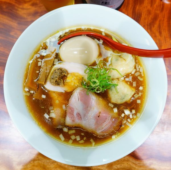 「特製 醤油そば＋瓶ビール」@三馬路 東京店の写真