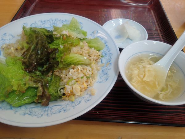 「秘伝豆レタスチャーハン　５９０円　スープ漬物付き」@ぎょうざの満洲 北浦和西口店の写真