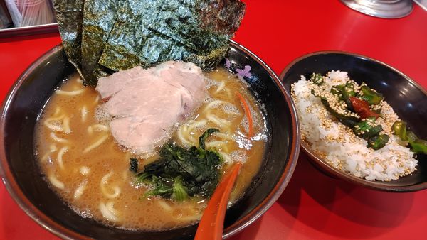 「ラーメン並＋ライス」@横浜ラーメン おか本の写真