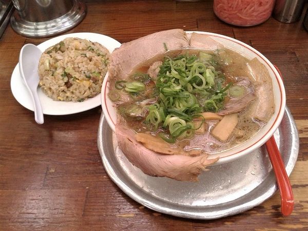 「Bラーメン+半チャーハン(980円)」@神戸ラーメン 第一旭 三宮本店の写真