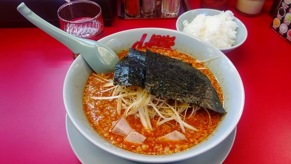 「辛味噌ネギラーメン激辛＋半ライス」@ラーメン山岡家 小松店の写真