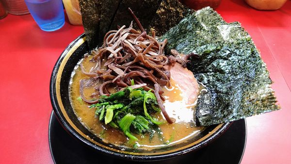 「ラーメン(麺硬め・味濃いめ)＋海苔・キクラゲ」@家系ラーメン とらきち家の写真