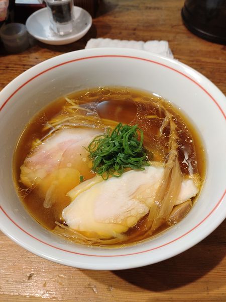 「醤油らぁめん+鶏2枚」@ラーメン屋 トイ・ボックスの写真