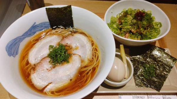 「醤油らぁ麺・ネギチャーシューご飯・比内地鶏の味玉子・海苔」@NIPPON RAMEN 凛 TOKYOの写真