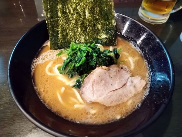 「ラーメン（ビールセット1,000円）全部普通」@横浜家系豚骨醤油極太麺 侍 伏見店の写真