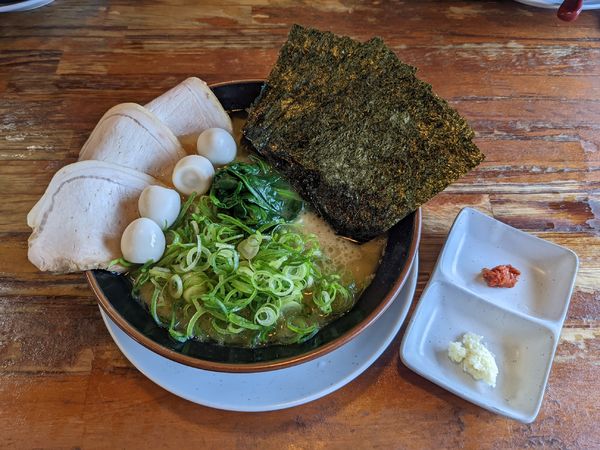 「ばんだい流家系らぁ麺（全部のせ）1300円」@会津ばんだいらーめん 伊勢崎店の写真