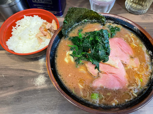 「ラーメン、少ライス」@神田ラーメン わいず 神田本店の写真