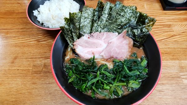 「のり・ほうれん草ラーメン、固め多め」@麺家 紫極の写真