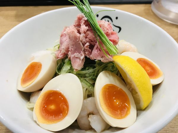 「エビの冷っ塩まぜそば 他 1,300円」@みんなのらぁ麺 阿飛流の写真