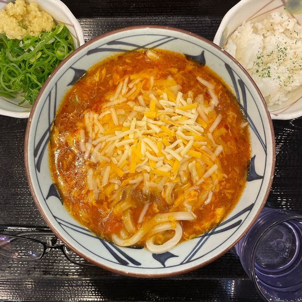 「とろける4種のチーズトマたまカレーうどん（ひと口ごはんつき）」@丸亀製麺 神田小川町店の写真