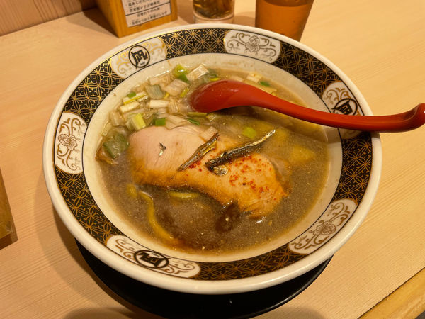「すごい煮干しラーメン赤酢寿司五貫セット」@すごい煮干ラーメン野毛 すし 釣りきんの写真