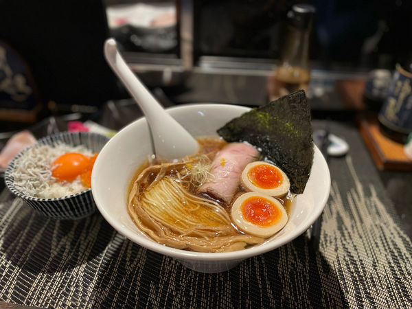 「津軽煮干し中華蕎麦（味玉入り）¥850」@酒肴場 屯の写真