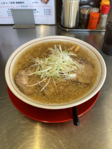 「背脂ラーメン（並）　900円」@ホルモンまるかつの写真
