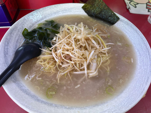 「中盛りネギラーメン　麺硬め」@ニューラーメンショップの写真