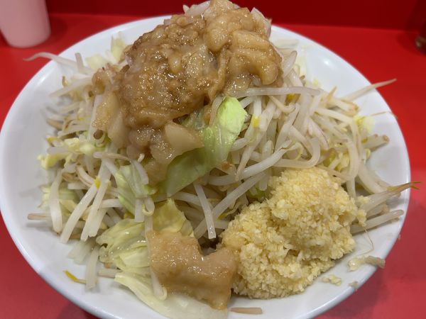「ラーメン　300g 野菜、ニンニク、アブラ全て中」@ラーメン ノックアウトの写真
