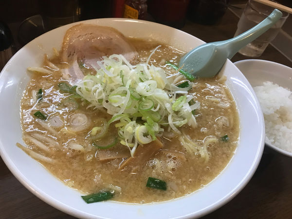 「みそらーめん中盛 サービス半ライス」@麺屋 亥龍の写真