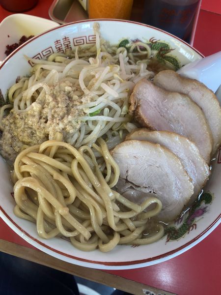 「らーめん+豚増し160+自家製唐辛子50」@赤ひげラーメンの写真