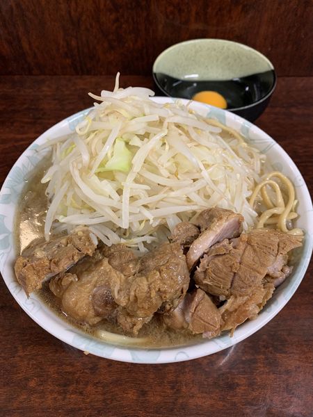 「小豚 生玉子」@ラーメン二郎 めじろ台店の写真