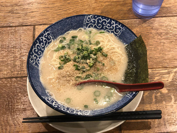 「とんこつラーメン　肉抜き　カタ」@博多ラーメン 鶴亀堂 天白平針店の写真