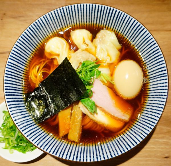 「黒旨にこにこワンタン麺＋味玉＋生ビール」@中華soba いそべの写真
