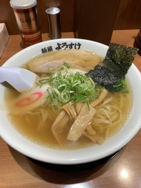 「醤油ラーメン 870円」@麺屋 ようすけ 東京ラーメンストリート店の写真