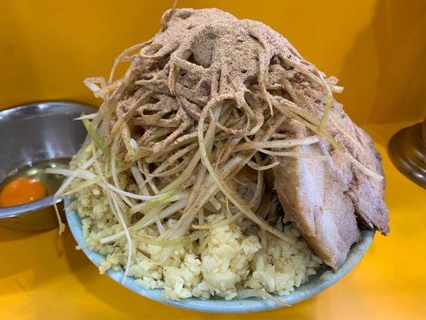 「小豚ニンニクマシマシアブラマシマシ　生姜　葱　和風BB 生卵」@ラーメン二郎 八王子野猿街道店2の写真