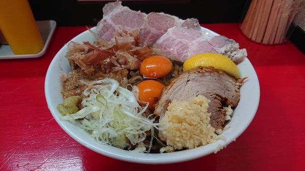 「朝限定TKM(900円)ニンニクアブラ」@鷹の目 大宮店の写真