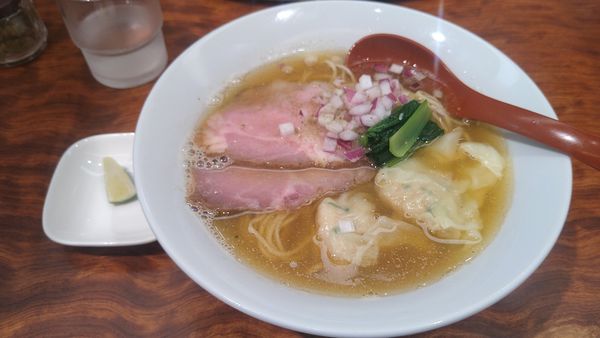 「【限定】淡麗煮干しそば 海老ワンタン２個¥900-」@三馬路 東京店の写真