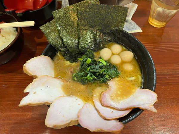 「チャーシューメン、うずら、半ライス1050円」@横浜家系らーめん 天王家 寒川総本店の写真