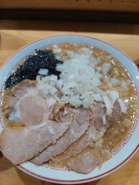 「肉増し背脂煮干し中華そば醤油＋タマネギ＋小ライス」@背脂煮干し中華そば 和市 新橋本店の写真