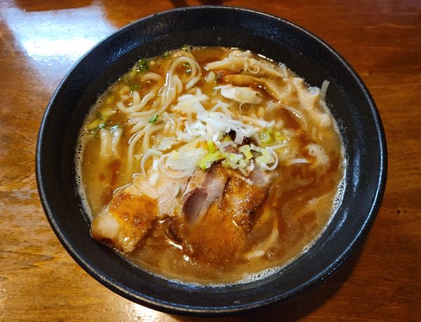 「濃厚魚介豚骨エビ風味」@はりけんラーメンの写真